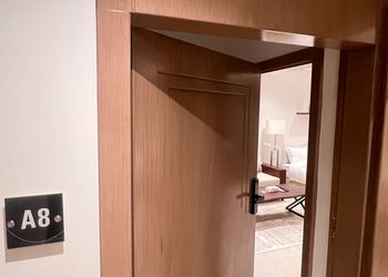 استديو بتصميم هادئ وسرير مريح 