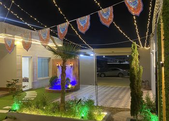 شاليه بمسطح اخضر ومسبح 