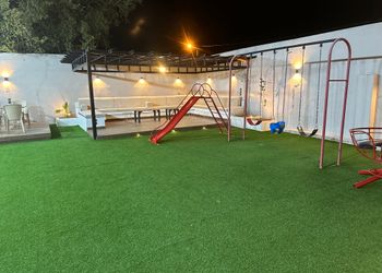 شاليه بجلسة خارجية ومسطح اخضر