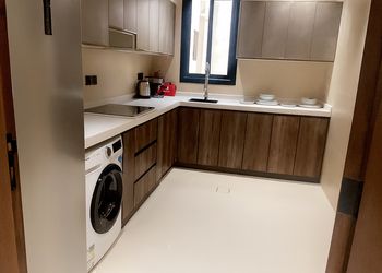 شقة بصالة جلوس وغرفتين نوم 