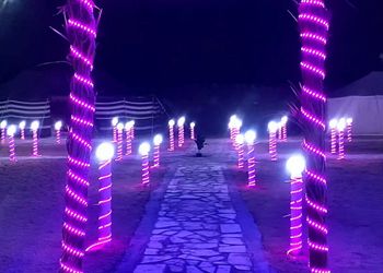 مخيم ببيت شعر ملكي وجلسة خارجية 