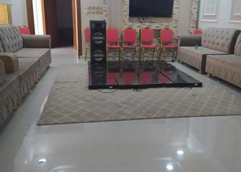 شاليه بألعاب أطفال ومسطح اخضر