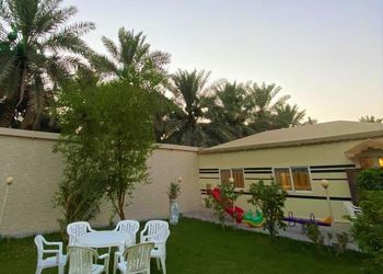 استراحة بمسطح أخضر وألعاب أطفال
