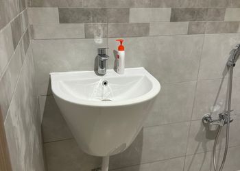 شاليه بمسطح اخضر ومسبح