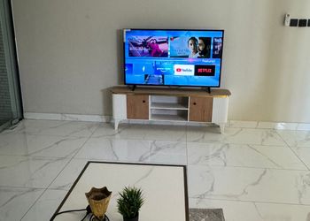 شاليه بمسبح داخلي وصالة جلوس