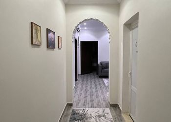 شقة بصالة انيقة وغرفتين نوم