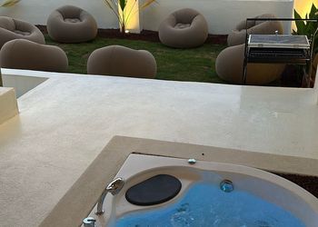 كرفان بإطلالة على مزرعة