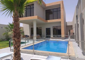 شاليه بجلسة تطل على مسبح خارجي 