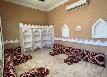 شاليه بسطح اخضر وصالة جلوس
