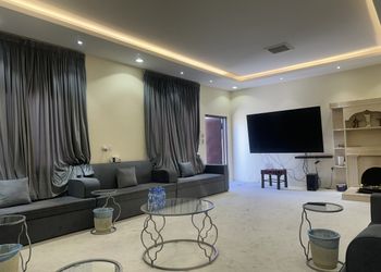 شاليه بجلسة خارجية ومطبخ