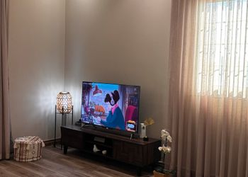 استوديو مميز بطابع خشبي هادئ