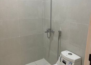 شاليه بمسطح اخضر ومسبح 