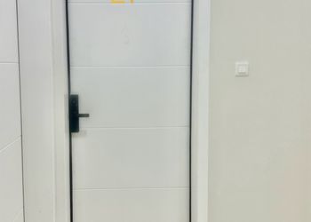 استديو بأثاث مريح وبسيط 