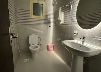 شقة بصالة انيقة وغرفتين نوم