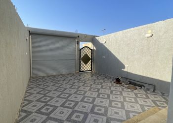 شقة بصالة جلوس وغرف نوم