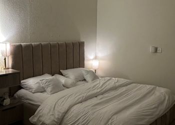 استديو بسرير ماستر وأثاث مريح 