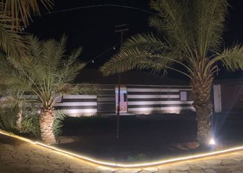 استراحة بمجلس واسع و مسطح اخضر