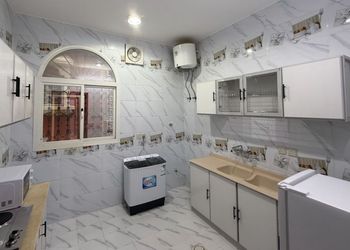 شقة بصالة جلوس وغرفتين نوم 