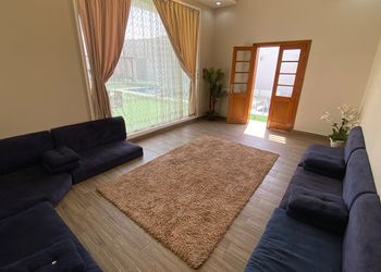 شاليه بمسطح اخضر ومسبح