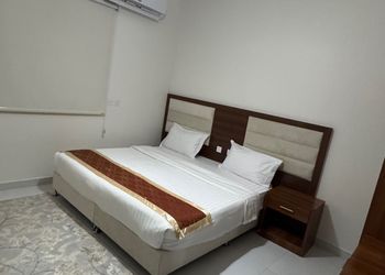 شقة بغرفة معيشة وغرفة نوم 