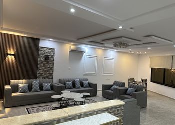 شاليه بمسطح اخضر وجلسة خارجية 