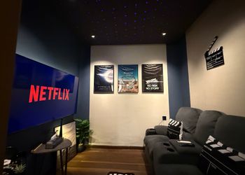 استديو سينمائي وبانيو قرب البحر