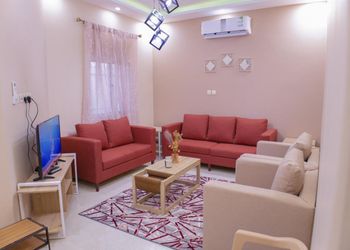 شاليه بمسطح اخضر وصالة