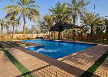 مزرعة بألعاب أطفال ومسبح