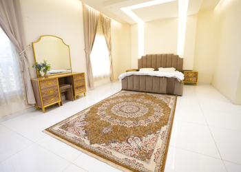 شاليه بمسطح اخضر وجلسة خارجية