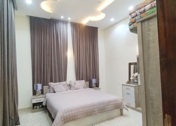 استراحة بمجلس وفناء خارجي 