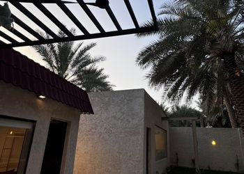 شاليه بمسطحات خضراء 