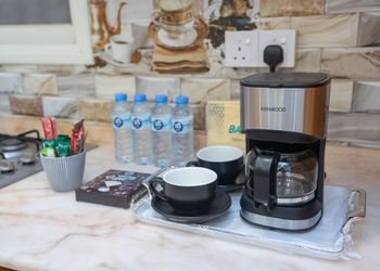 شقة بثلاث غرف نوم وصالة مريحة 