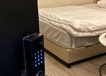 استديو بسرير ماستر وجلسة مريحة 
