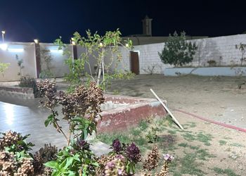 استراحة بفناء خارجي ومجالس