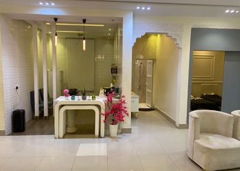 شاليه بمسطح اخضر ومسبح 