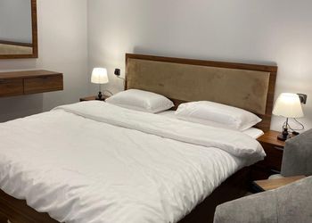 استديو بسرير ماستر وأثاث مريح 