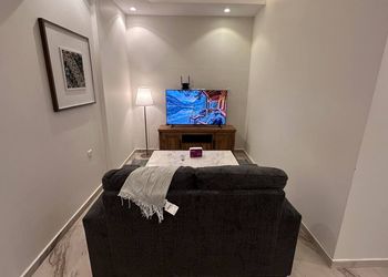 استديو بألوان مريحة وأثاث راقي