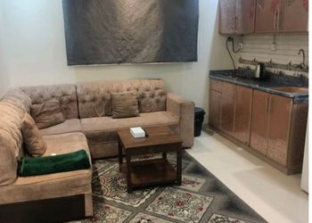 شقة بغرفة معيشة وغرفتين نوم 