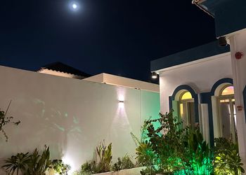 شالية بغرفة نوم مطلة على الفناء الخارجي