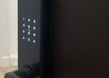 شقة بصالة أنيقة ودخول ذاتي 