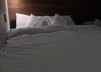 استديو بسرير مريح وتصميم هادئ 