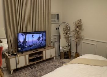 استديو بأثاث مريح وبسيط 