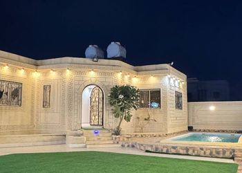 استراحة بمسبح خارجي وجلسة خارجية