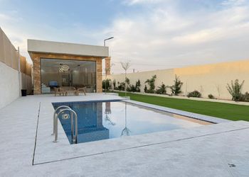شاليه بمسطح اخضر وجلسة خارجية