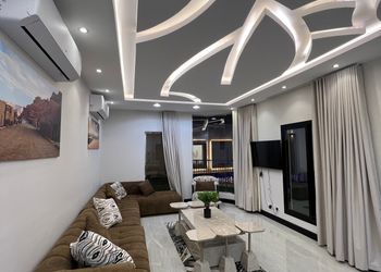 شاليه بمسطح اخضر ومسبح