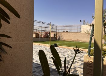 استراحة بجلسة وملعب كرة قدم