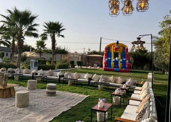 استراحة بمسطح اخضر ومجالس