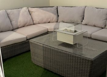 استديو بألوان مريحة وأثاث راقي