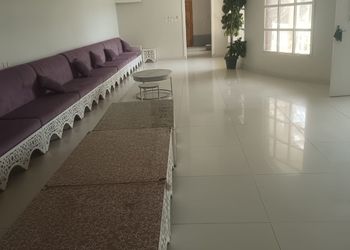 شاليه بمسطح اخضر وجلسة خارجية 