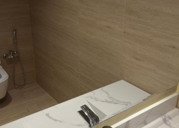 شقة بصالة مريحة وتصميم هادئ 